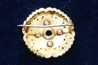 Broche Broche en or ronde et ajourée à décor feuillagé, sertie de quatre perles (Manque...