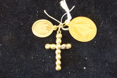 MÉDAILLES Deux médailles religieuses et croix en or (2,2grs)