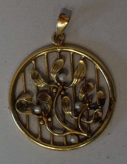 null Pendentif rond grillagé en métal doré à motif floral orné de quatre perles.