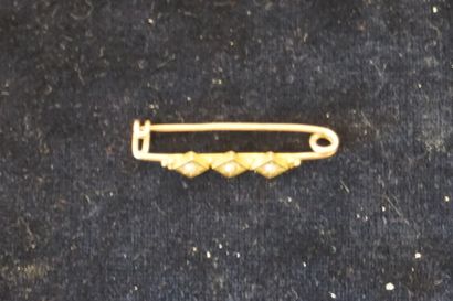 Broche Broche de bavoir en or à trois perles (1,4grs)