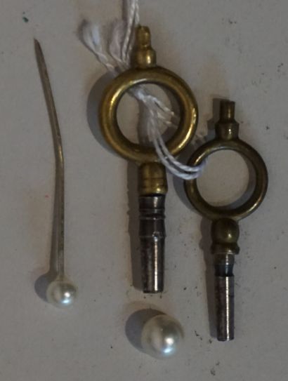 null Deux clefs remontoir en métal, épingle perlée et perle.