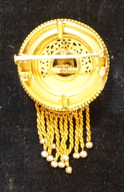 Broche Broche en or à deux cercles et à chainette ornée de perles et de turquoises...