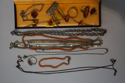 null Lot de bijoux de fantaisie : colliers, chaines,bagues, boucles d'oreilles et...