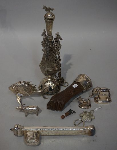 null Lot d'objets en métal : encensoir, pipe, deux mains en bois à monture métal,...