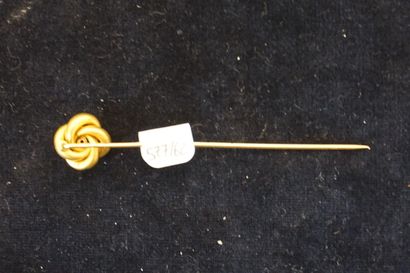 EPINGLE Epingle en or à tourbillon serti d'un petit rubis (3,4grs)
