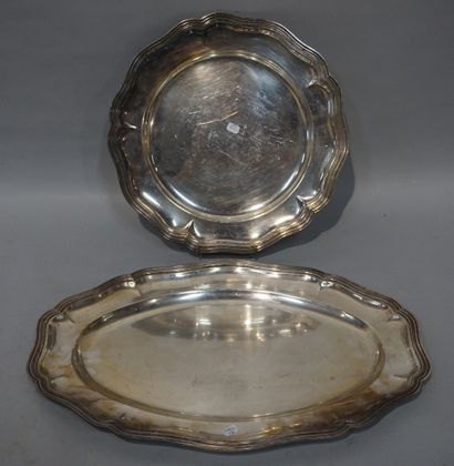 null Deux plats polylobés en métal argenté. 35 cm et 34,5x50,5 cm