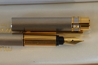 CARTIER Stylo bille et stylo plume Cartier en métal brossé et doré. Avec boites.