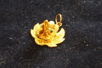 Pendentif Pendentif en or à bas titre en forme de tête de dragon serti d'une perle...