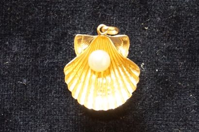 Pendentif Pendentif en or en forme de coquille d'huître contenant une perle (1gr...