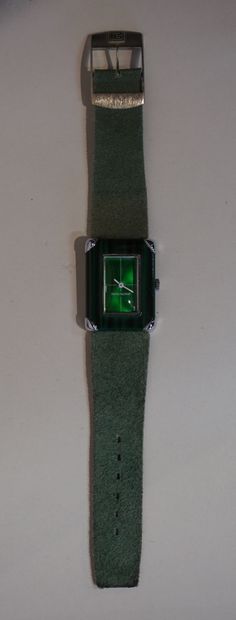 BALMAIN Montre Pierre Balmain en émail vert à bracelet en tissu vert.