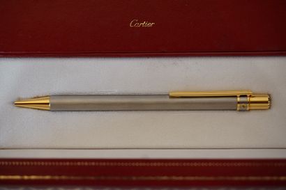 CARTIER Stylo bille et stylo plume Cartier en métal brossé et doré. Avec boites.