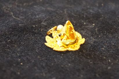 Pendentif Pendentif en or à bas titre en forme de tête de dragon serti d'une perle...