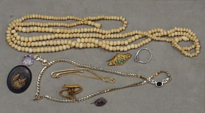 null Lot de bijoux de fantaisie : colliers, broches, bague et divers.