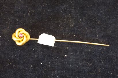 EPINGLE Epingle en or à tourbillon serti d'un petit rubis (3,4grs)