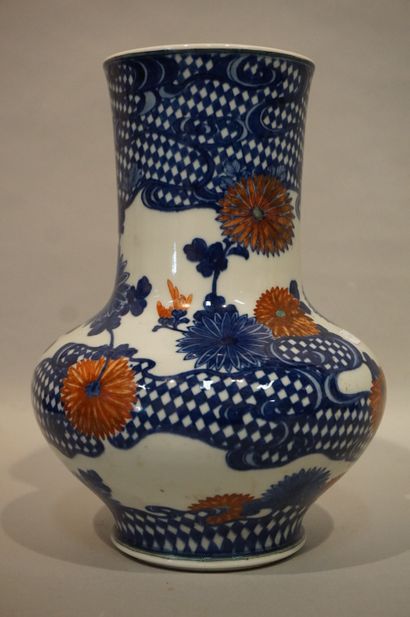 JAPON Japon - Début XXe siècle. Vase balustre en porcelaine décorée en bleu sous...