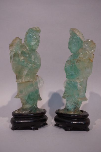 CHINE Deux kwanins en pierre dure jadéite. Chine (accidents, restaurations). 14 cm...