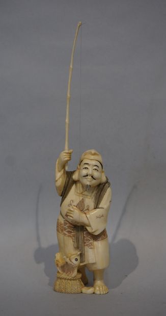 OKIMONO Okimono en ivoire représentant un pêcheur. Japon. 19 cm
