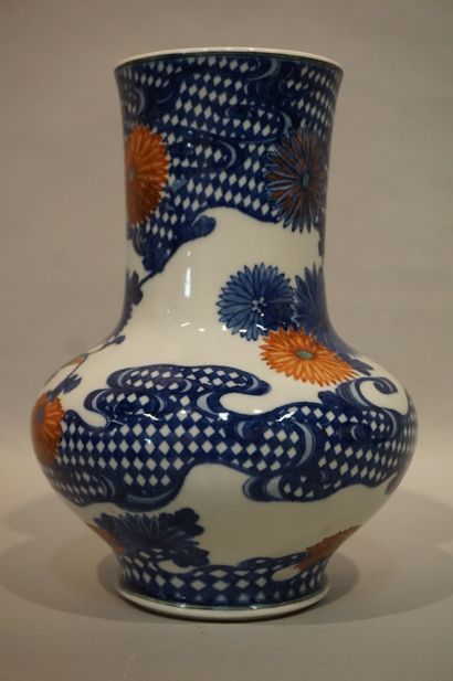JAPON Japon - Début XXe siècle. Vase balustre en porcelaine décorée en bleu sous...