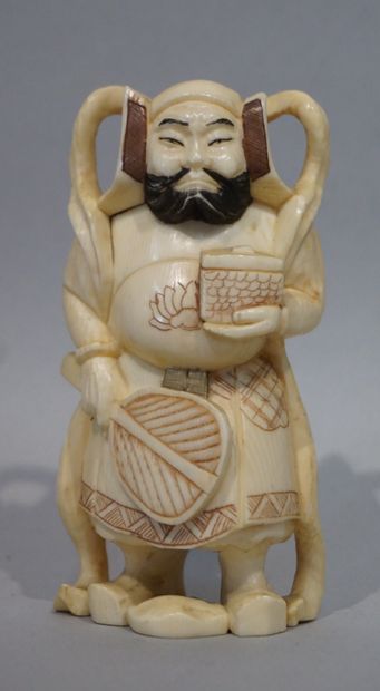 OKIMONO 
Okimono en ivoire représentant un homme barbu à l'éventail. Japon, 10 c...