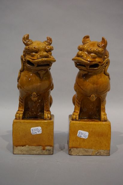 CHIENS DE FÔ Paire de chiens de Fô chinois en céramique ocre. 21 cm