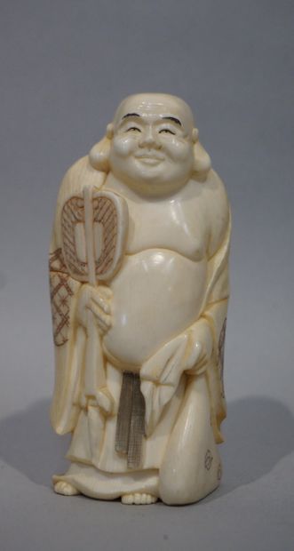 OKIMONO Okimono en ivoire représentant un homme à l'éventail. Japon. 10 cm