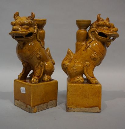 CHIENS DE FÔ Paire de chiens de Fô chinois en céramique ocre. 21 cm