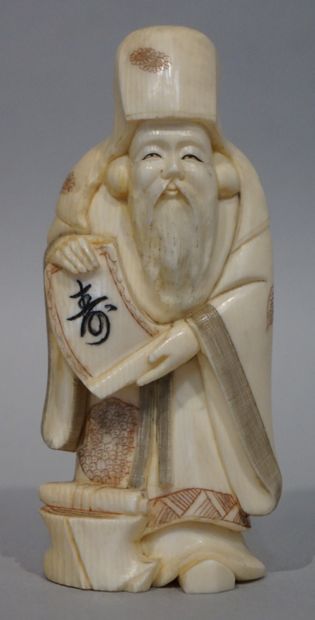 OKIMONO Okimono en ivoire représentant un homme barbu aux parchemins. Japon. 10 ...