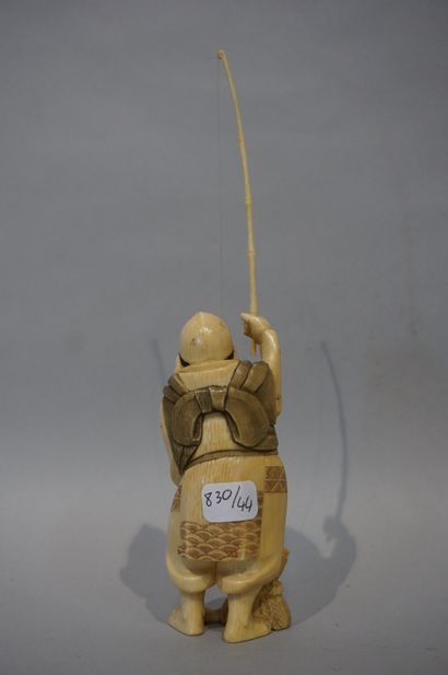 OKIMONO Okimono en ivoire représentant un pêcheur. Japon. 19 cm