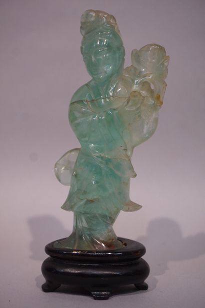 CHINE Deux kwanins en pierre dure jadéite. Chine (accidents, restaurations). 14 cm...
