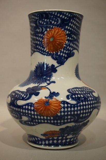 JAPON Japon - Début XXe siècle. Vase balustre en porcelaine décorée en bleu sous...