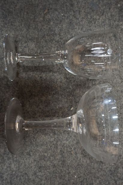 * Trois manettes de verrerie, verres, coupes, vase et service en cristal de 23 p...