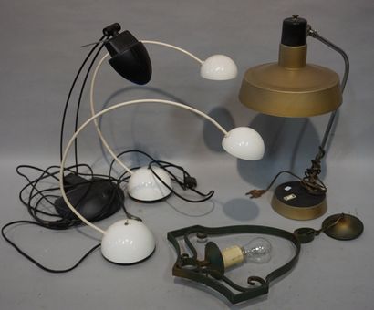 null Manette de quatre lampes de bureau et une suspension en métal.