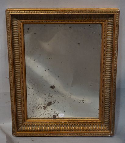 GLACE Glace à cadre doré. 44x35 cm