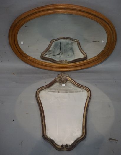 GLACES Deux glaces, l'une ovale (49x66 cm), l'autre de style Louis XV (51x36 cm)