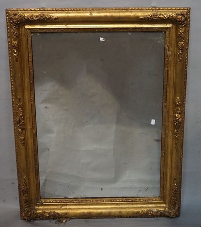 GLACE Glace à cadre doré à décor de fleurs. 81x63 cm