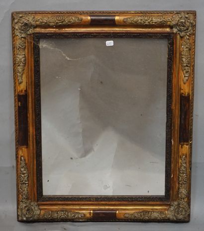 GLACE Glace à cadre en bois rechampi à décor de fleurs. 54,5x46 cm