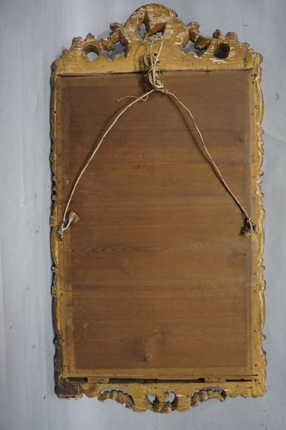 GLACE Glace à cadre en bois doré et sculpté (manques). 101x52 cm