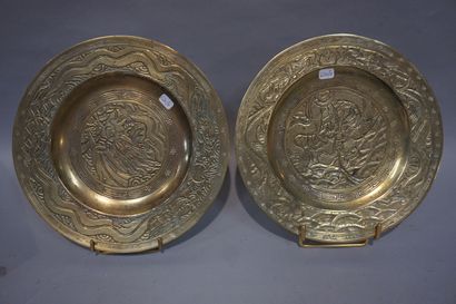 null Coffret, boite à gants et deux assiettes en bronze (25,5 cm).