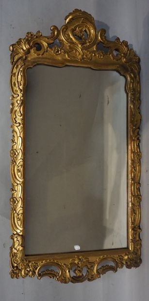 GLACE Glace à cadre en bois doré et sculpté (manques). 101x52 cm