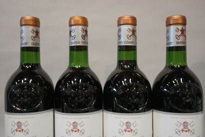 null 
12 bottles Château PAPE-CLÉMENT, Pessac-Léognan 1983 (3 J, 2 TLB, 3 LB, 1 B)...