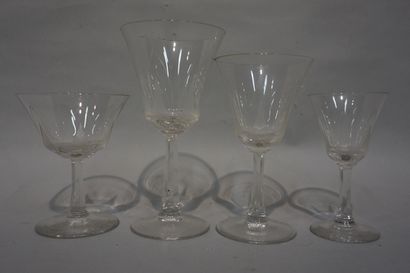 null Service de verre en cristal (égrenures, fêles). 32 pièces (huit verres à eau,...