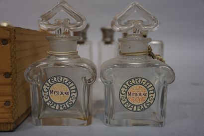 null Manette de quatorze flacons de parfum (dont deux Guerlain en Baccarat) et m...