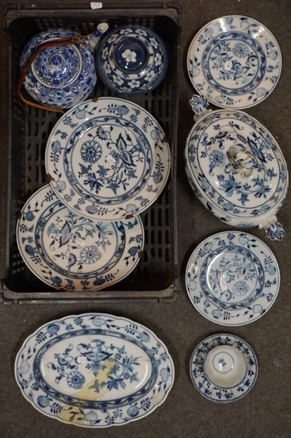null Manette de porcelaines chinoises et tchécoslovaques à décor blanc bleu (res...