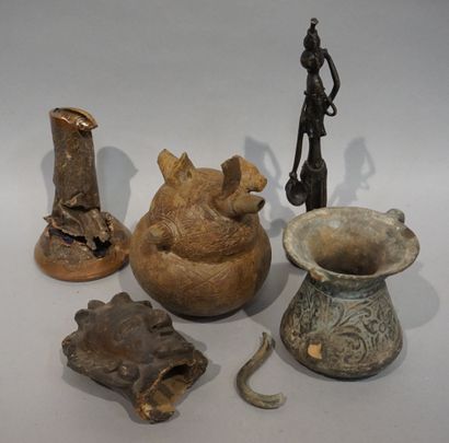 null Cinq bibelots ethniques : femme en bronze (21 cm), tête en grès et trois vases...