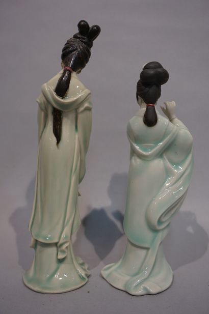 null Deux kwanins en porcelaine chinoise. 23,5 cm et 19 cm