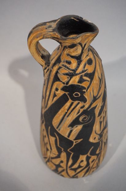 Pedro MERCEDES Cruche en céramique à décor de cervidés. 25,5 cm