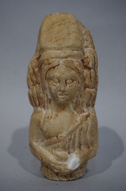 null Buste de femme antique en albâtre (accident à une main). 13 cm