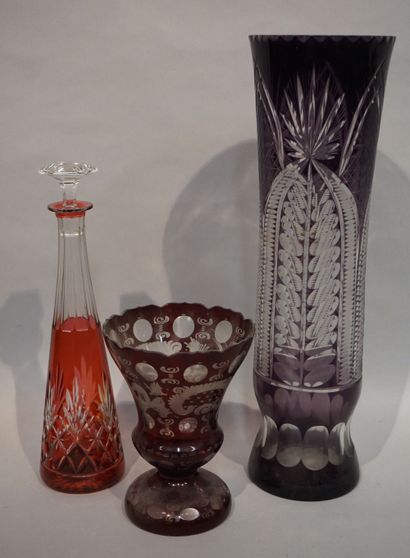 null Carafe (37 cm) et deux vases en cristal taillé polychrome.