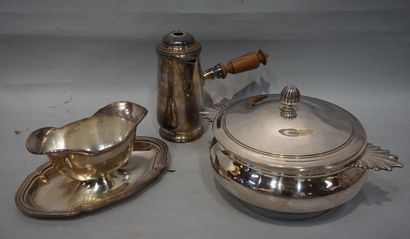 null Manette de métal argenté, saucière Christofle, chocolatière, paire de bougeoirs,...