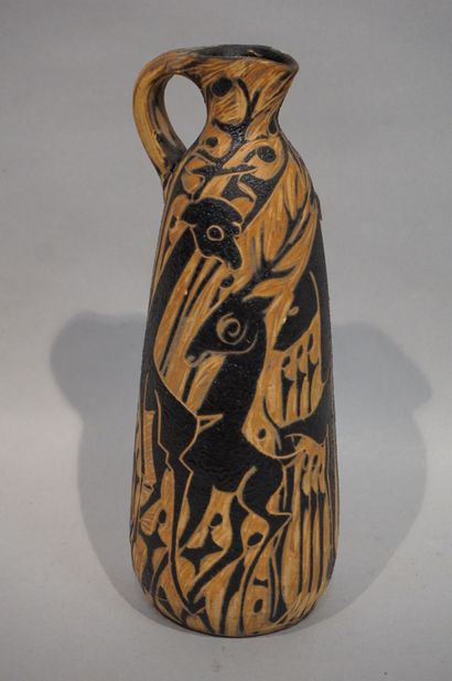 Pedro MERCEDES Cruche en céramique à décor de cervidés. 25,5 cm